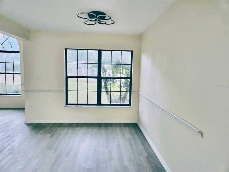 Activo con contrato: $325,000 (3 camas, 2 baños, 1716 Pies cuadrados)