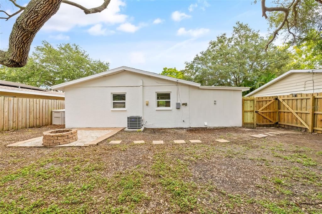 Active With Contract: $309,900 (2 beds, 1 baths, 800 Square Feet)