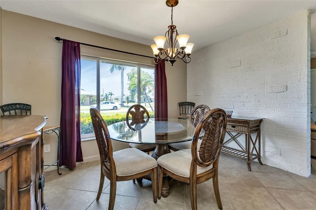 Active With Contract: $287,000 (2 beds, 2 baths, 1272 Square Feet)