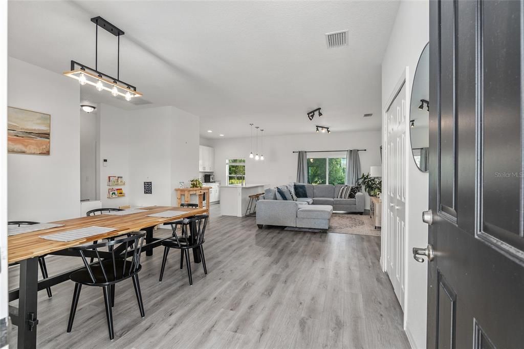 Active With Contract: $274,900 (3 beds, 2 baths, 1502 Square Feet)