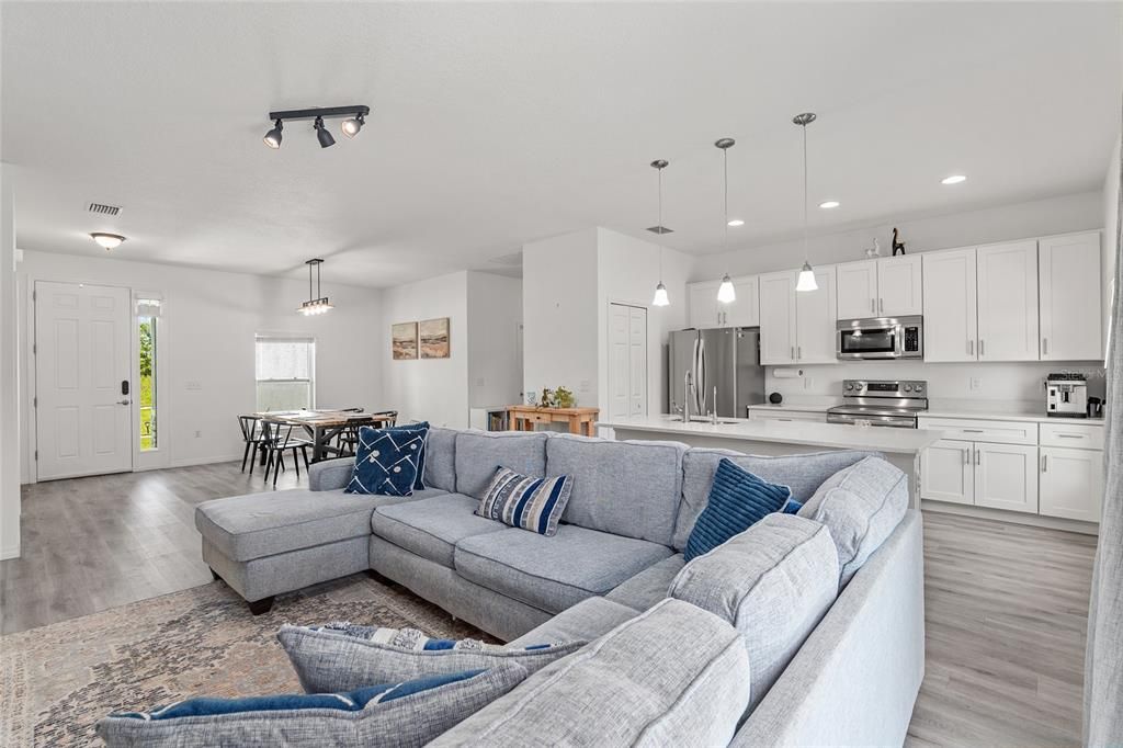 Active With Contract: $274,900 (3 beds, 2 baths, 1502 Square Feet)