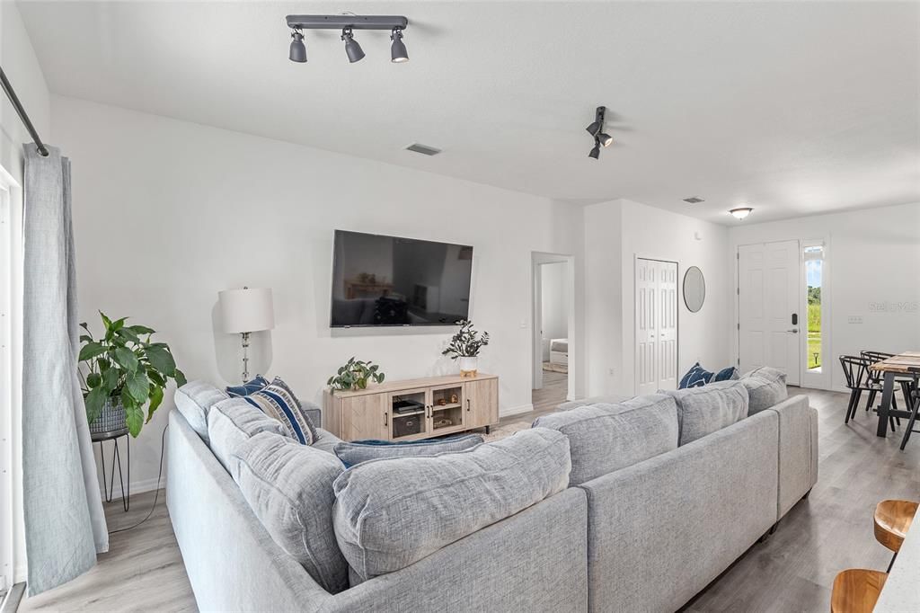 Active With Contract: $274,900 (3 beds, 2 baths, 1502 Square Feet)