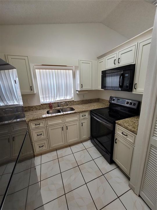 For Rent: $2,000 (2 beds, 2 baths, 1021 Square Feet)