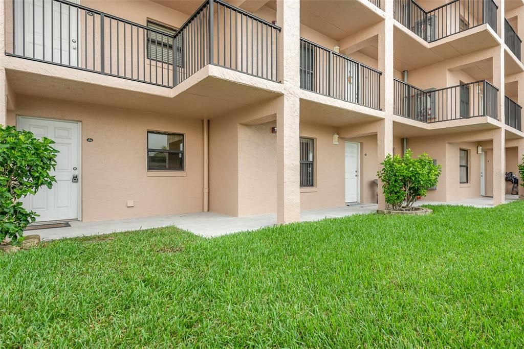 Active With Contract: $279,900 (2 beds, 2 baths, 936 Square Feet)