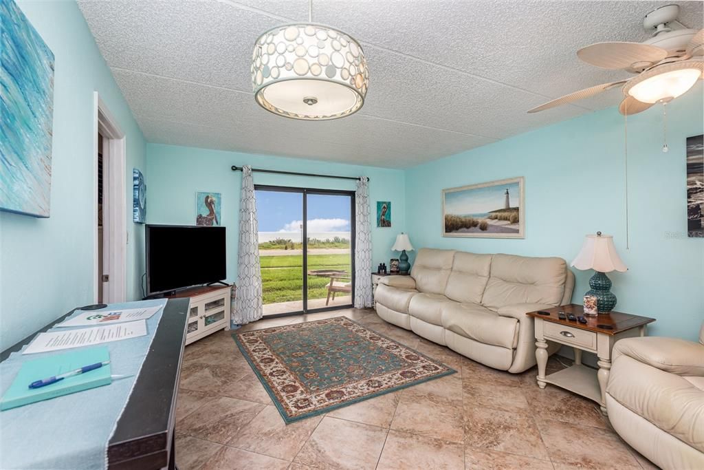 Active With Contract: $279,900 (2 beds, 2 baths, 936 Square Feet)