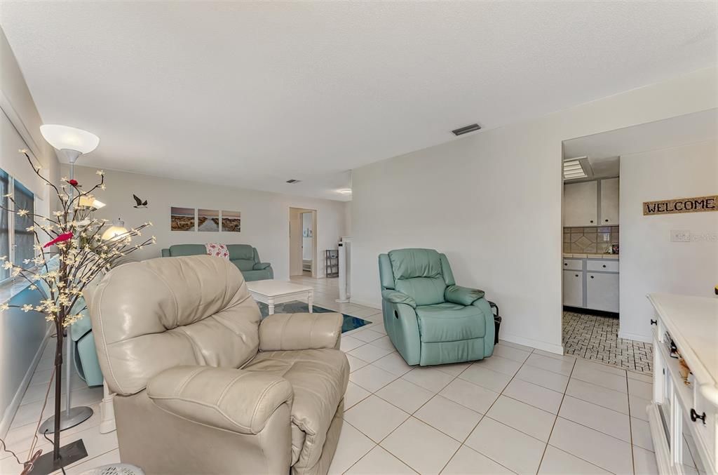 Active With Contract: $369,900 (3 beds, 2 baths, 1644 Square Feet)