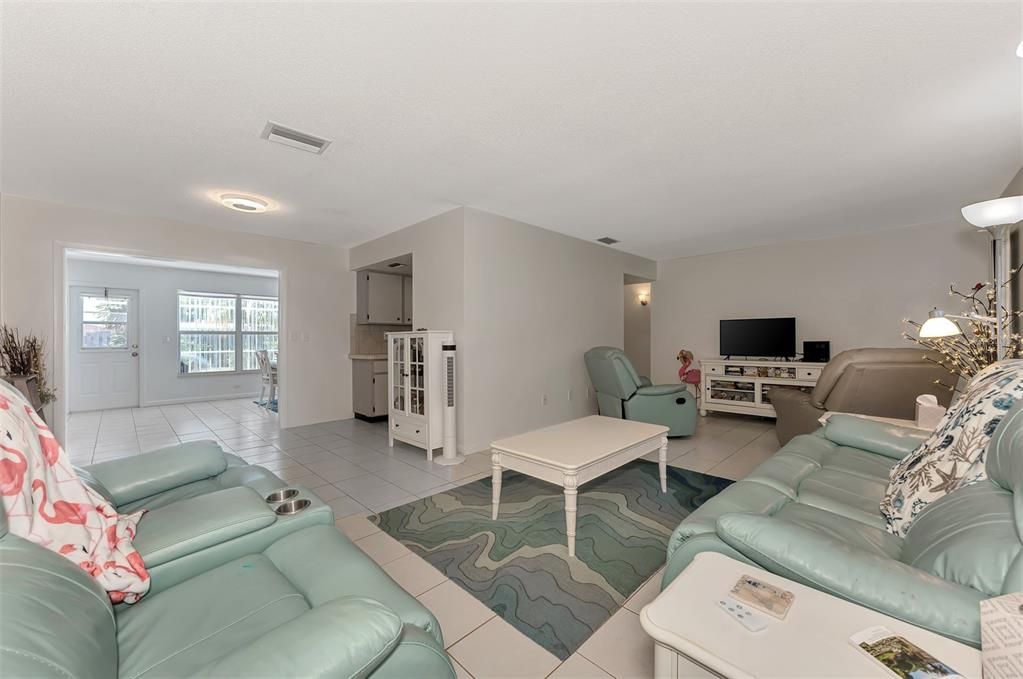 Active With Contract: $369,900 (3 beds, 2 baths, 1644 Square Feet)