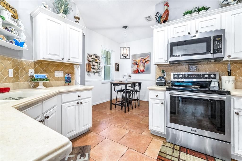 Active With Contract: $379,900 (3 beds, 2 baths, 1684 Square Feet)