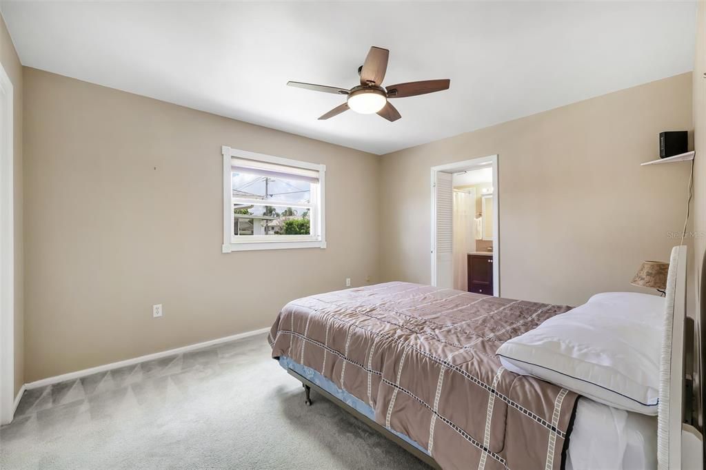 Active With Contract: $249,900 (2 beds, 2 baths, 1346 Square Feet)