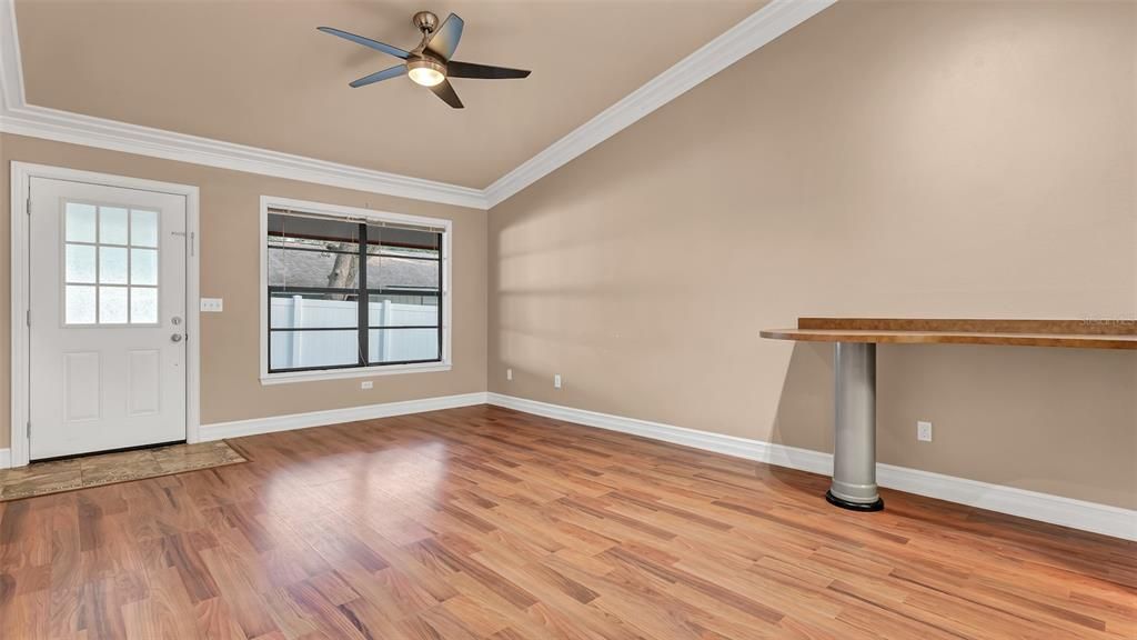 Active With Contract: $1,450 (2 beds, 1 baths, 840 Square Feet)