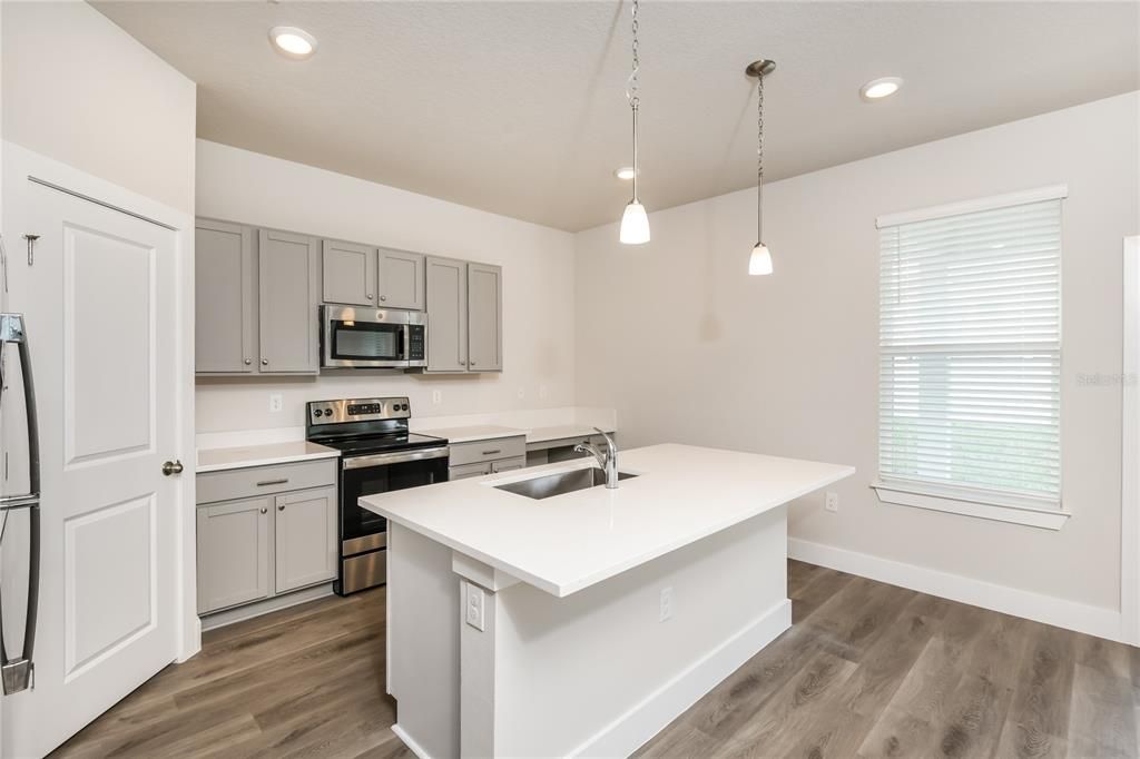 For Rent: $2,445 (4 beds, 2 baths, 2071 Square Feet)