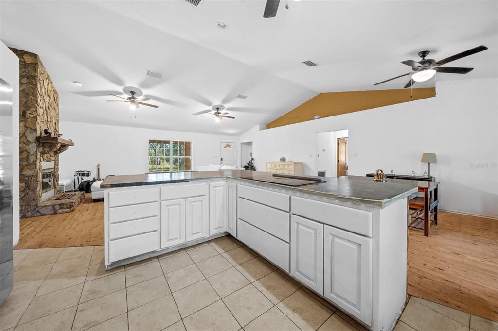 For Sale: $350,000 (3 beds, 2 baths, 1943 Square Feet)