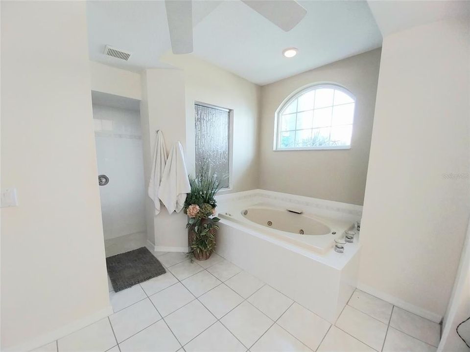 Active With Contract: $4,500 (3 beds, 2 baths, 1973 Square Feet)