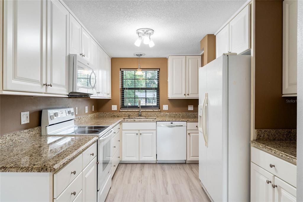 KITCHEN GRANITE COUNTERS