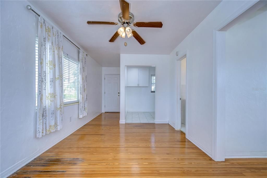 Active With Contract: $1,550 (1 beds, 1 baths, 480 Square Feet)