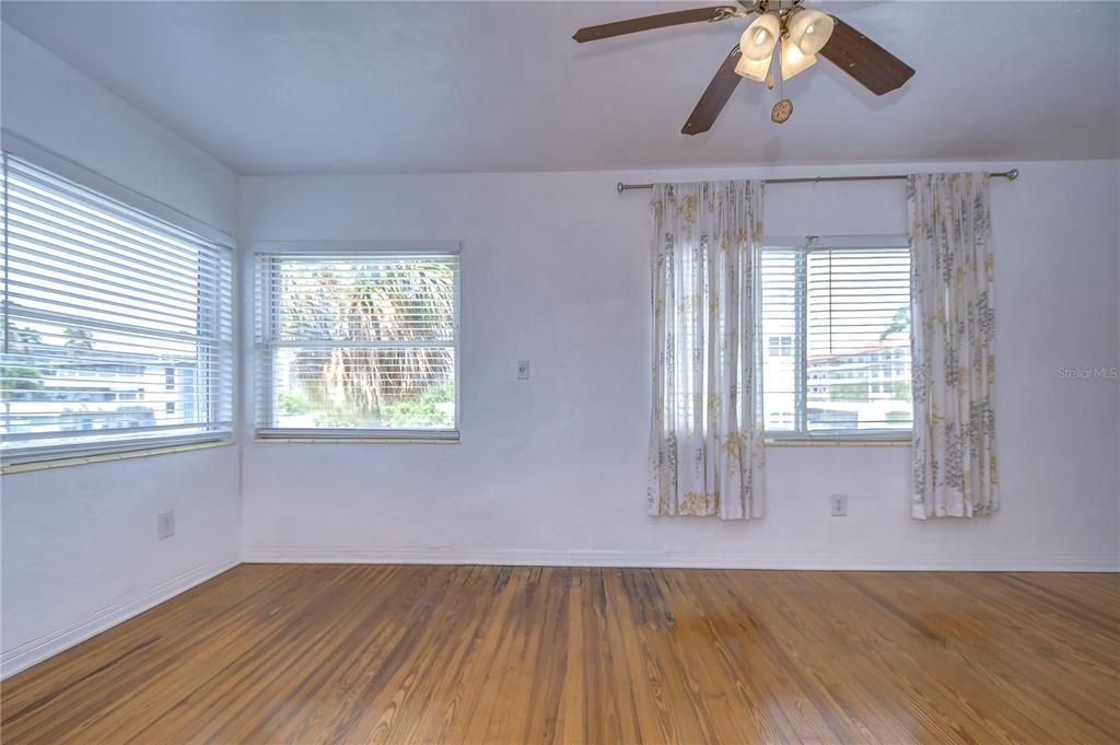 Active With Contract: $1,550 (1 beds, 1 baths, 480 Square Feet)