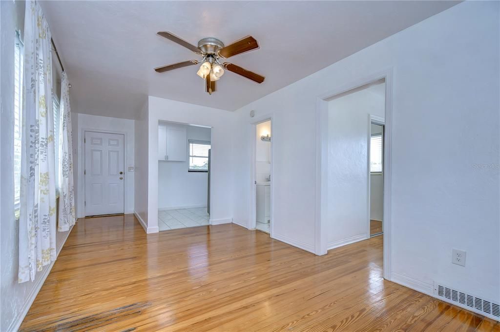 Active With Contract: $1,550 (1 beds, 1 baths, 480 Square Feet)