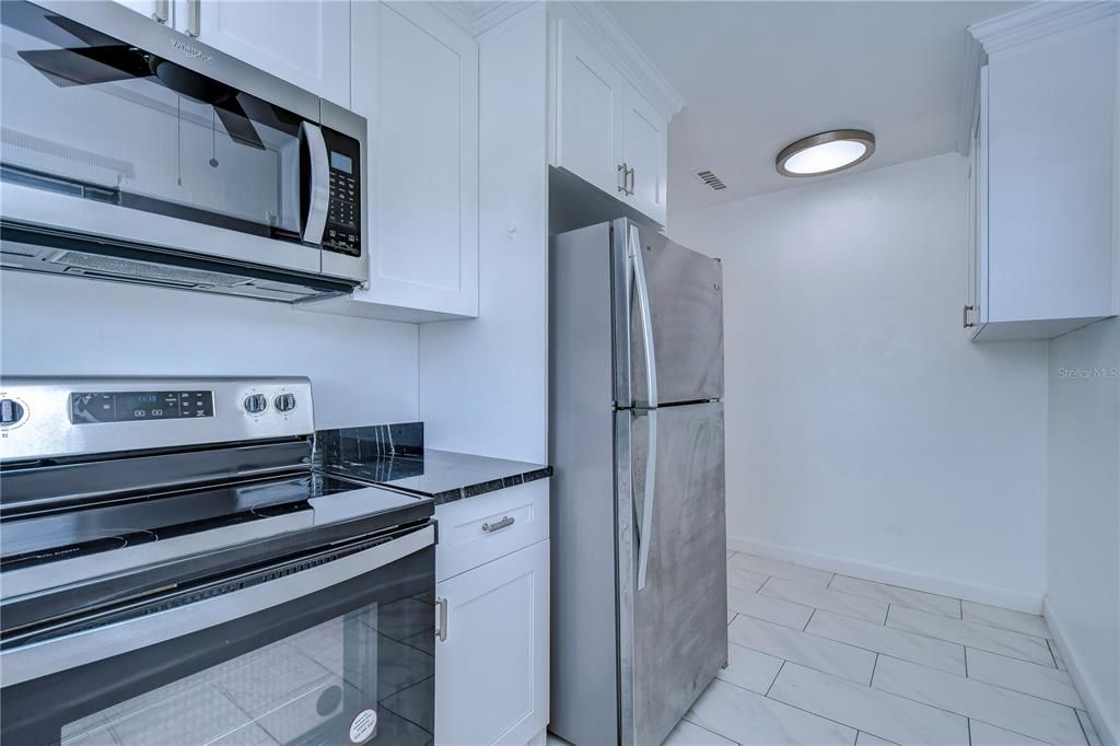 Active With Contract: $1,550 (1 beds, 1 baths, 480 Square Feet)