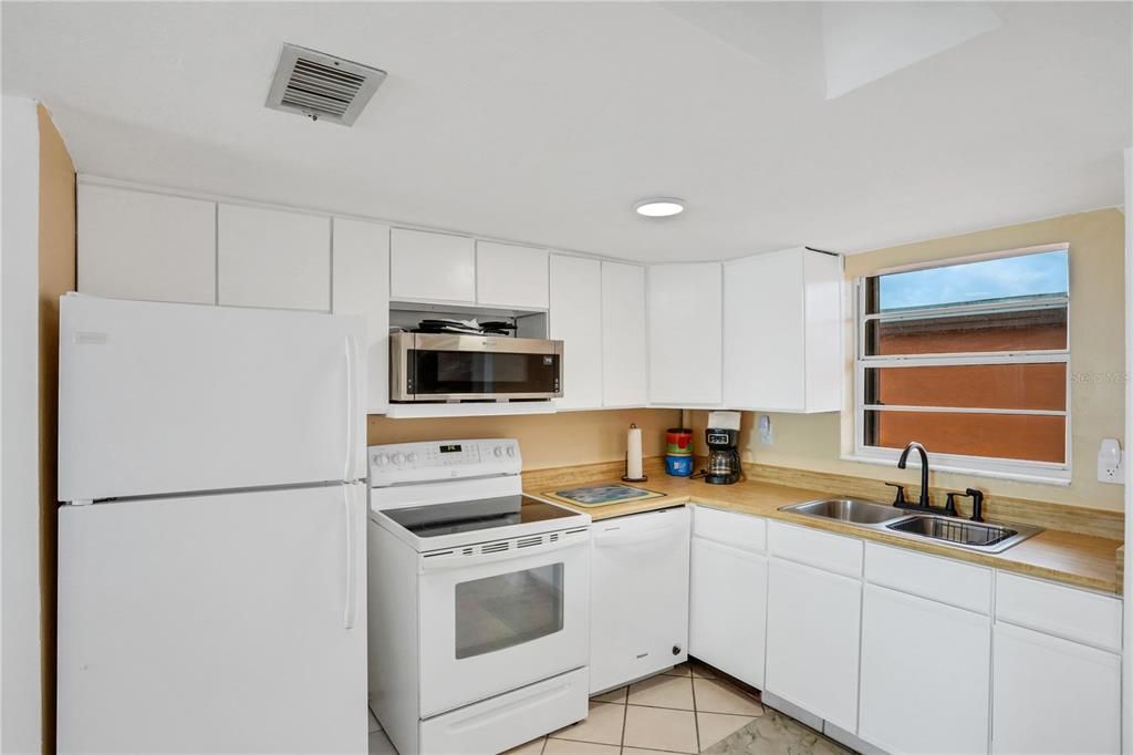 Active With Contract: $355,000 (2 beds, 1 baths, 1110 Square Feet)