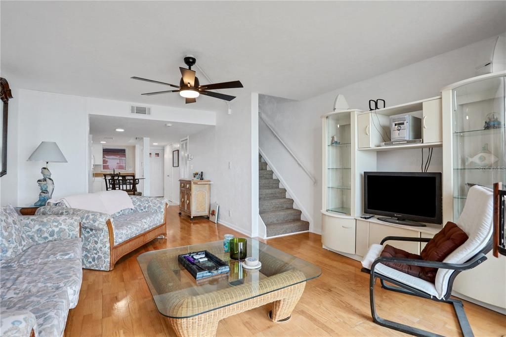 Active With Contract: $355,000 (2 beds, 1 baths, 1110 Square Feet)