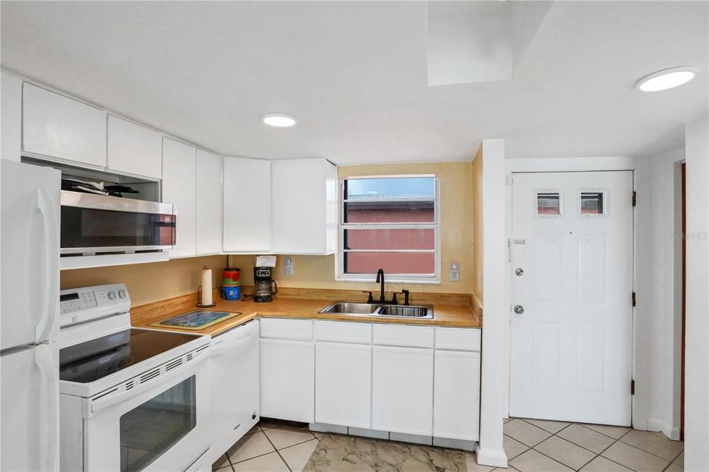 Active With Contract: $355,000 (2 beds, 1 baths, 1110 Square Feet)