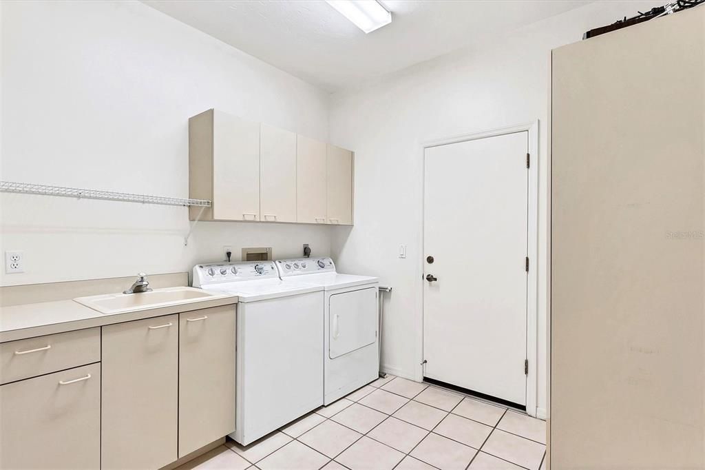 Active With Contract: $739,000 (3 beds, 2 baths, 2541 Square Feet)