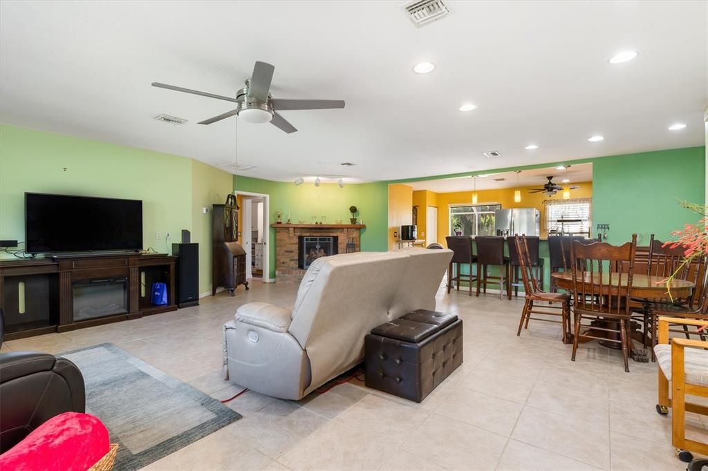 For Sale: $340,000 (3 beds, 2 baths, 1625 Square Feet)