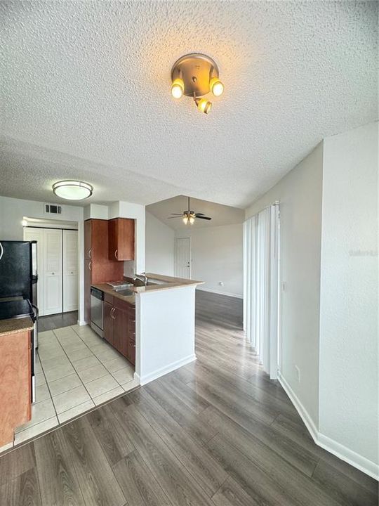 Active With Contract: $199,900 (1 beds, 1 baths, 754 Square Feet)