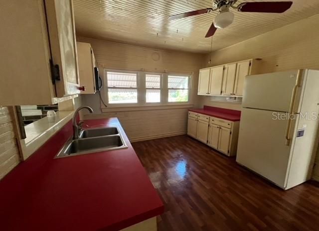 For Sale: $215,000 (2 beds, 2 baths, 1312 Square Feet)