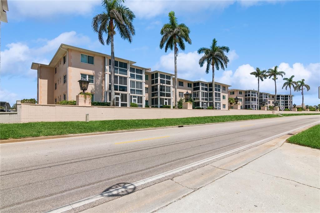 Recently Sold: $325,000 (2 beds, 2 baths, 910 Square Feet)