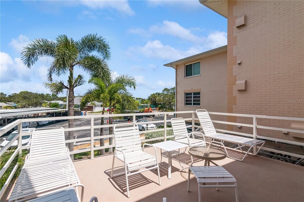 Recently Sold: $325,000 (2 beds, 2 baths, 910 Square Feet)