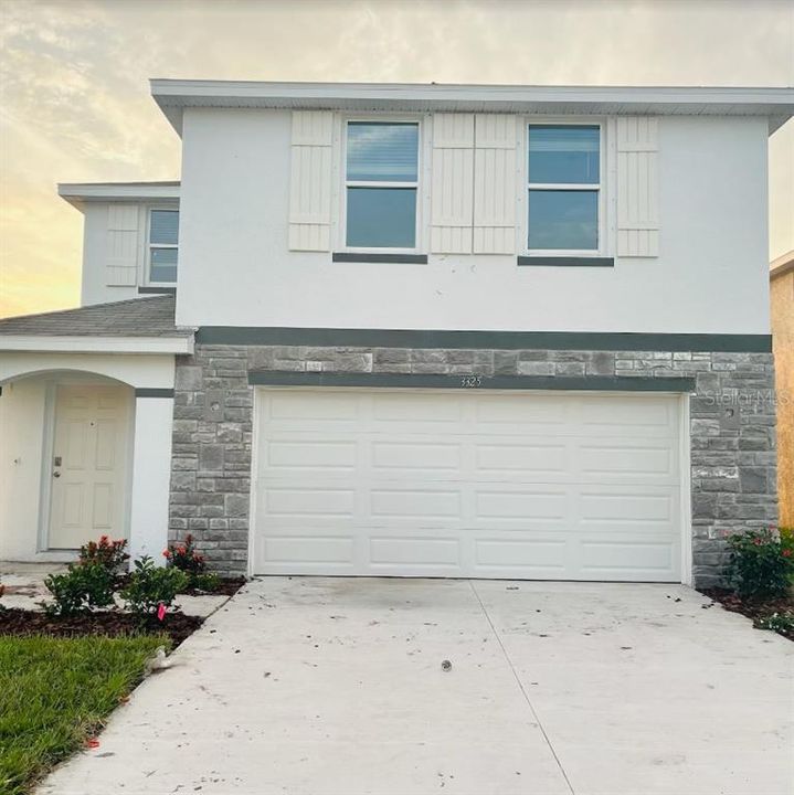 Недавно продано: $384,990 (4 спален, 2 ванн, 2305 Квадратных фут)