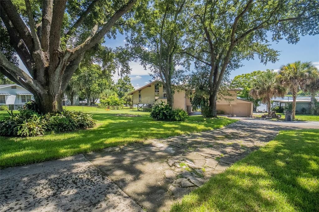 Active With Contract: $400,000 (3 beds, 2 baths, 2567 Square Feet)