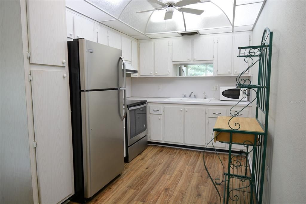 For Sale: $109,500 (2 beds, 1 baths, 874 Square Feet)