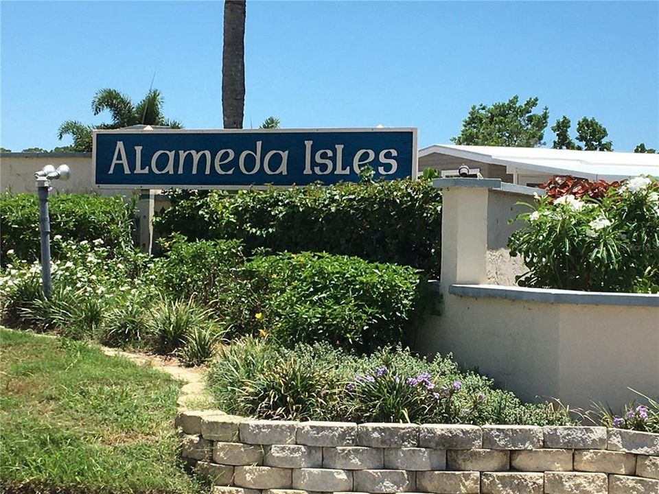 Entry to Alameda Isles