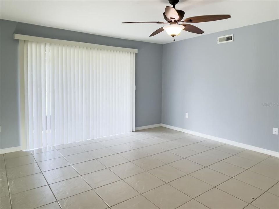 Active With Contract: $1,800 (2 beds, 1 baths, 912 Square Feet)