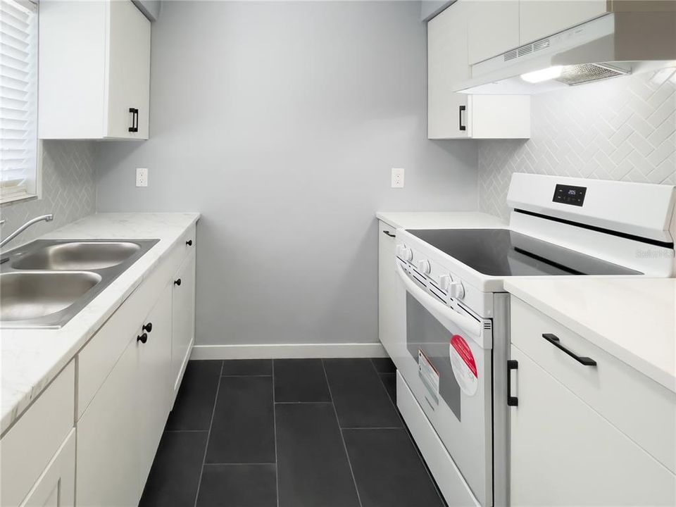 Active With Contract: $1,800 (2 beds, 1 baths, 912 Square Feet)