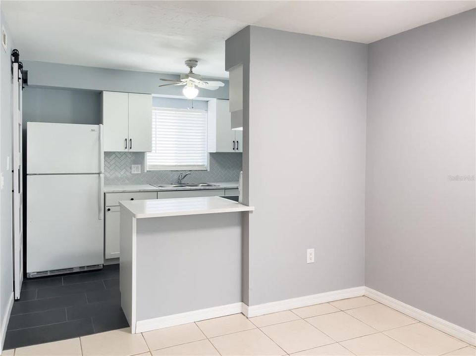 Active With Contract: $1,800 (2 beds, 1 baths, 912 Square Feet)