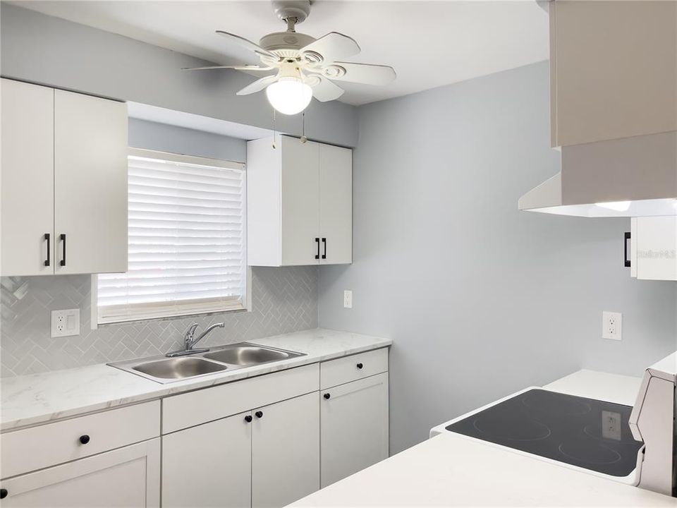 Active With Contract: $1,800 (2 beds, 1 baths, 912 Square Feet)