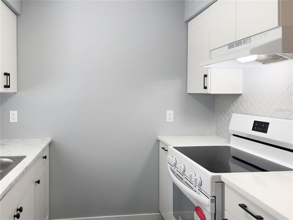 Active With Contract: $1,800 (2 beds, 1 baths, 912 Square Feet)