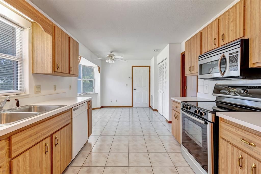 Active With Contract: $249,900 (3 beds, 2 baths, 1382 Square Feet)