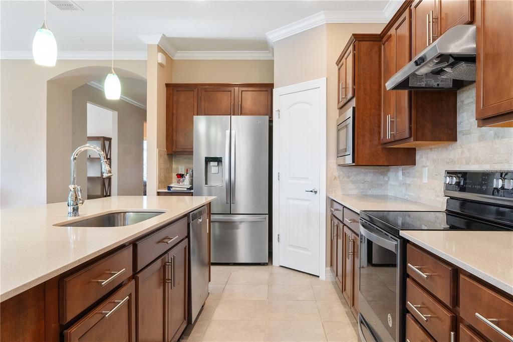 Active With Contract: $2,500 (2 beds, 2 baths, 1916 Square Feet)