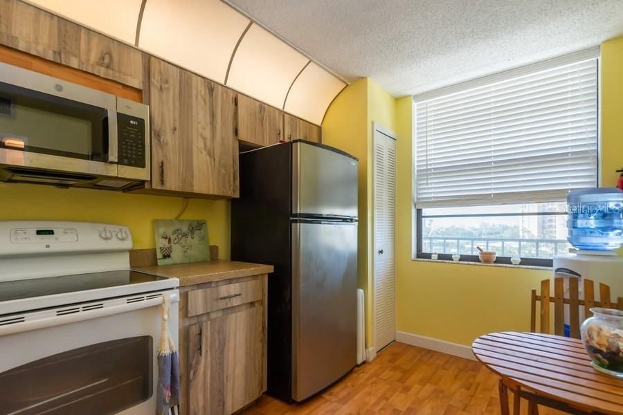 Active With Contract: $214,900 (1 beds, 1 baths, 855 Square Feet)