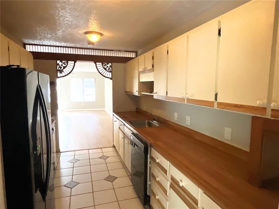 For Rent: $1,400 (3 beds, 2 baths, 1140 Square Feet)