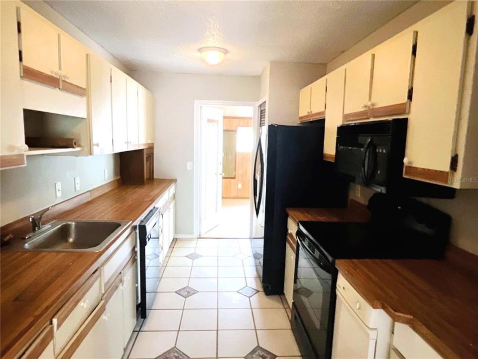 For Rent: $1,400 (3 beds, 2 baths, 1140 Square Feet)