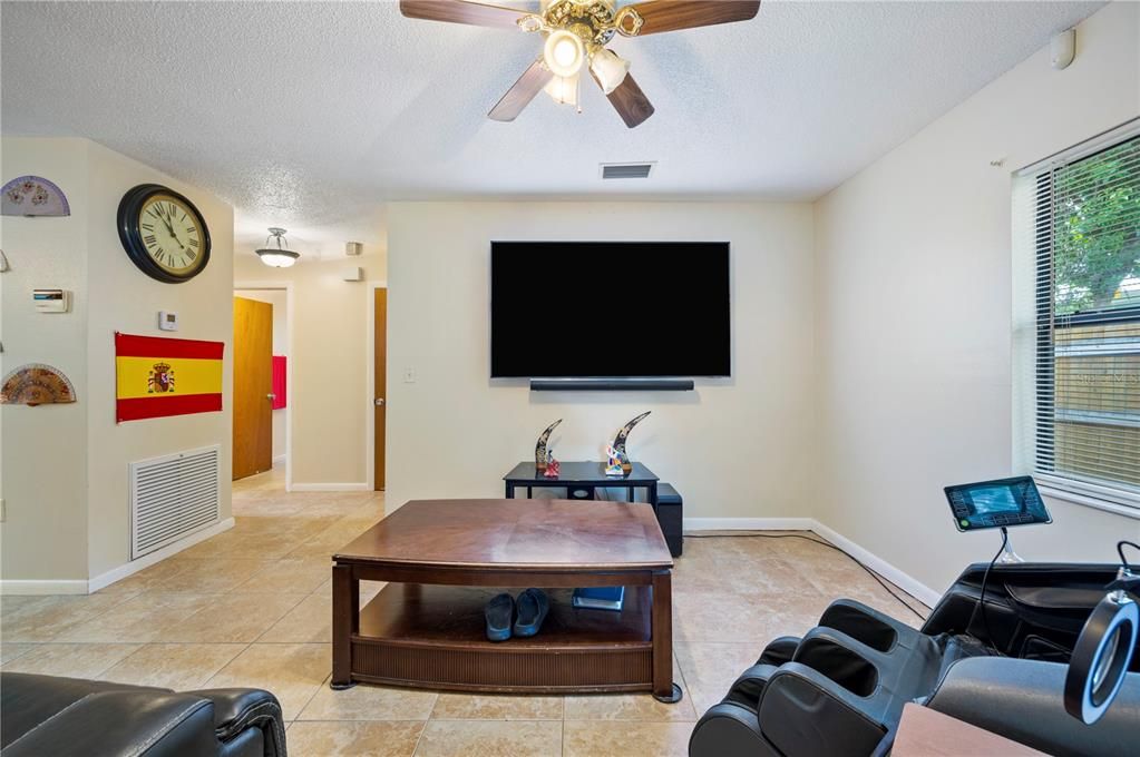 Active With Contract: $199,900 (2 beds, 1 baths, 832 Square Feet)