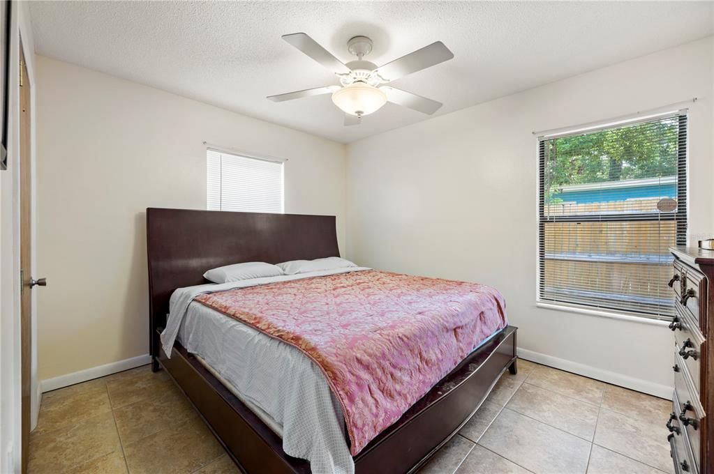 Active With Contract: $199,900 (2 beds, 1 baths, 832 Square Feet)