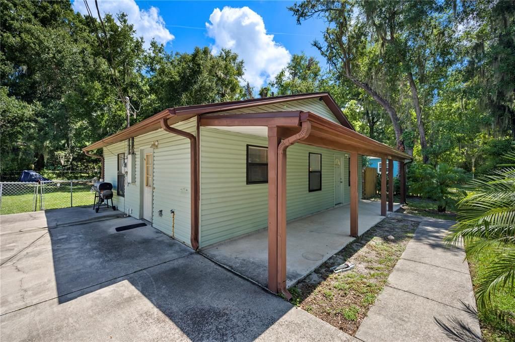 Active With Contract: $199,900 (2 beds, 1 baths, 832 Square Feet)