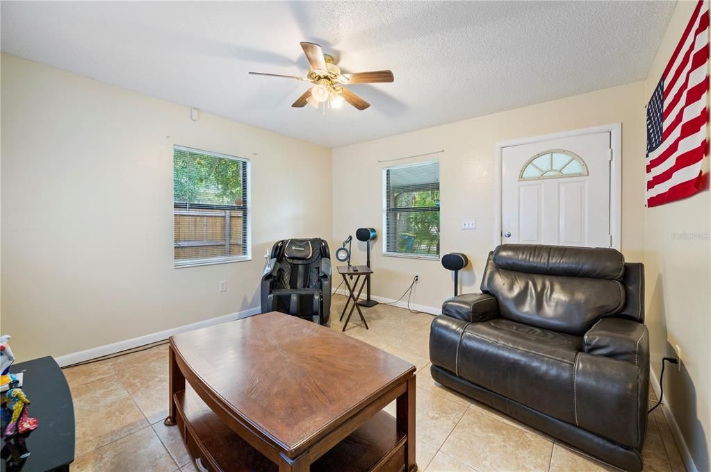 Active With Contract: $199,900 (2 beds, 1 baths, 832 Square Feet)