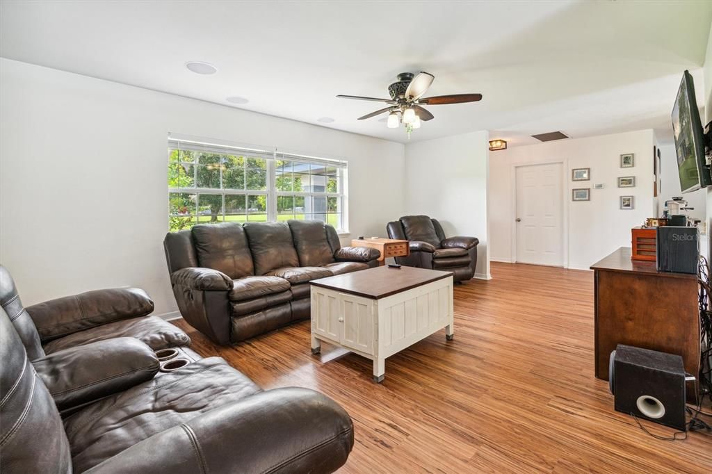 For Sale: $565,000 (4 beds, 2 baths, 1938 Square Feet)